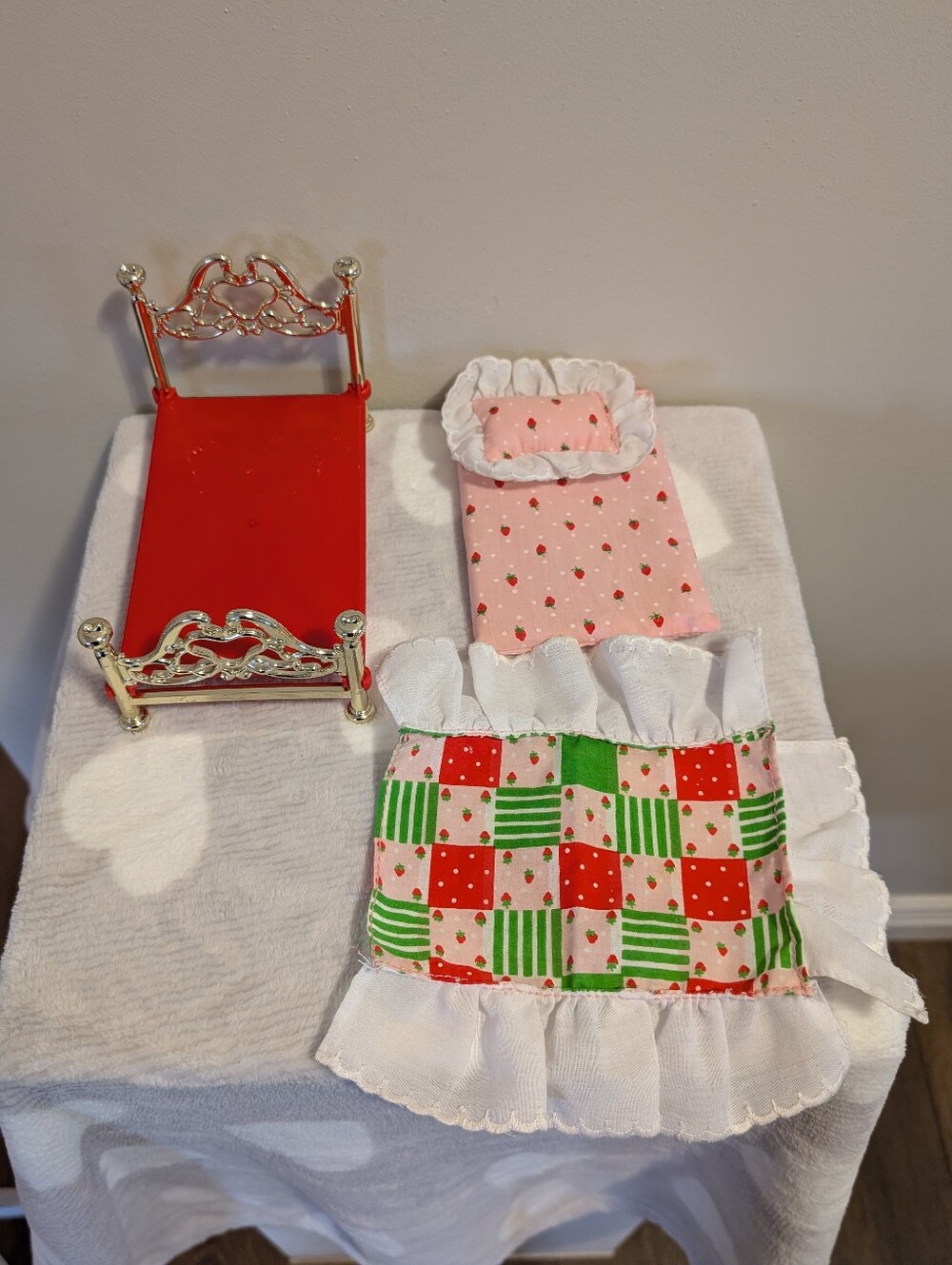 Vintage Strawberry Shortcake "Berry Happy Home" Berry Snuggly Bedroom, 1983 - Picture 2 of 12